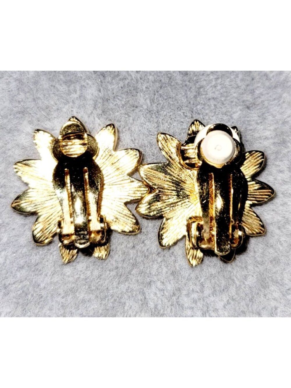 Vintage Circa 1980's Clip on Statement Earrings Gold Tone Textured SunFlowers - Picture 4 of 6